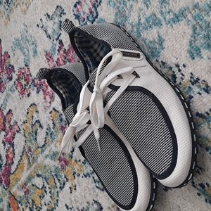 Mens size 11.5 black and white mesh shoe